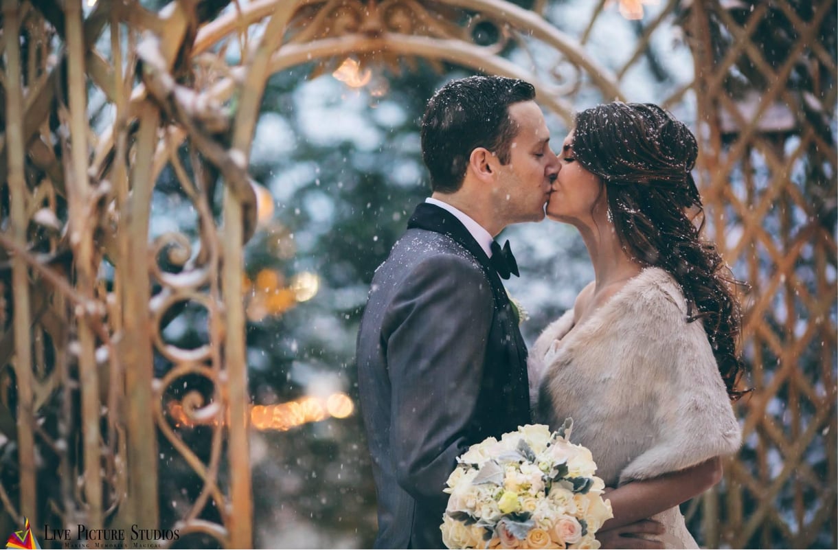 couple kissing at the watermill