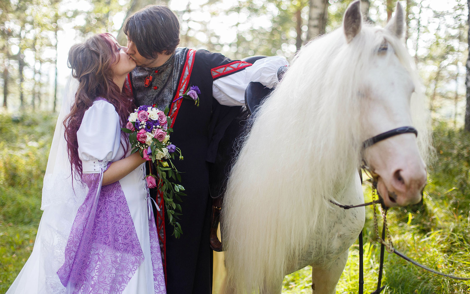 couple-dressed-up-in-fairy-tale-costumes-with-horse